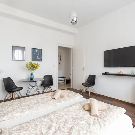Adorable And Charming 2br In Center, Astoria Apartment