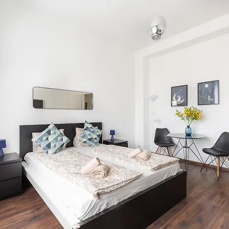 Adorable And Charming 2br In Center, Astoria Apartment *