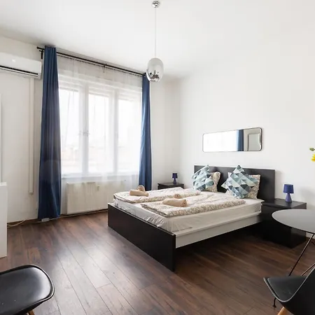 Adorable And Charming 2br In Center, Astoria