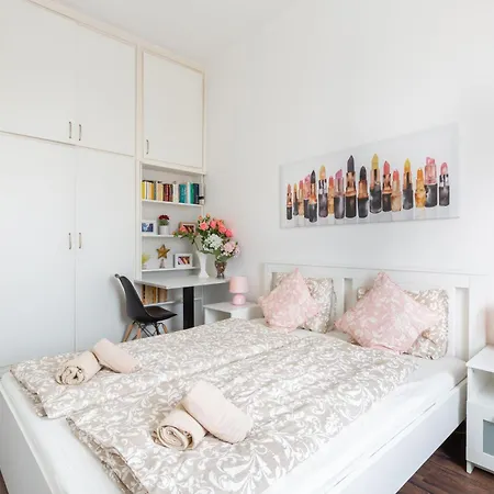 Adorable And Charming 2br In Center, Astoria Budapest
