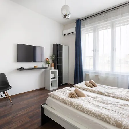 Adorable And Charming 2br In Center, Astoria