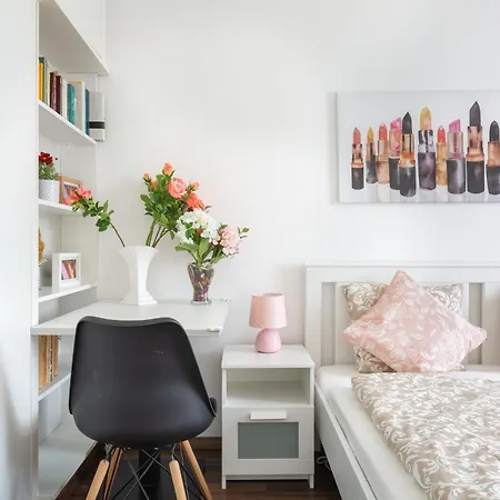 Adorable And Charming 2br In Center, Astoria Apartment *