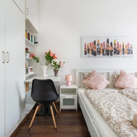 Adorable And Charming 2br In Center, Astoria Budapest