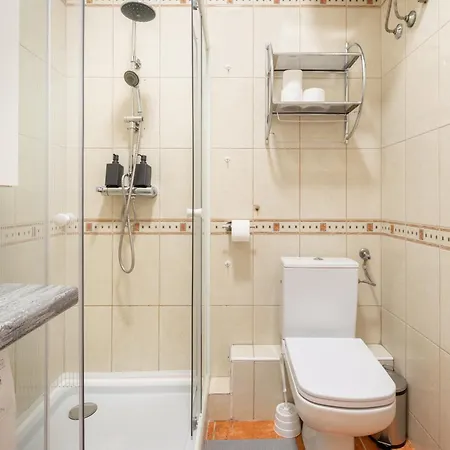 Adorable And Charming 2br In Center, Astoria Budapest