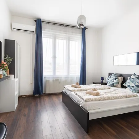 Adorable And Charming 2br In Center, Astoria
