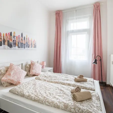Adorable And Charming 2br In Center, Astoria Apartment *