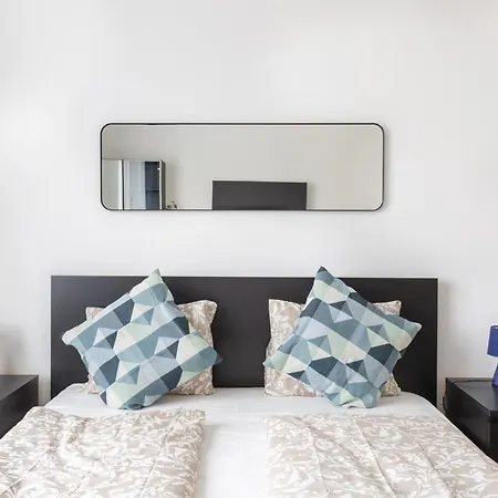 Adorable And Charming 2br In Center, Astoria Budapest