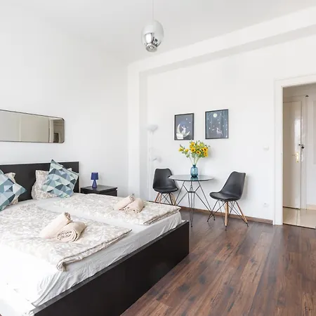 Adorable And Charming 2br In Center, Astoria Apartment *
