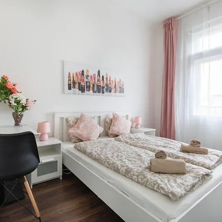 Adorable And Charming 2br In Center, Astoria *