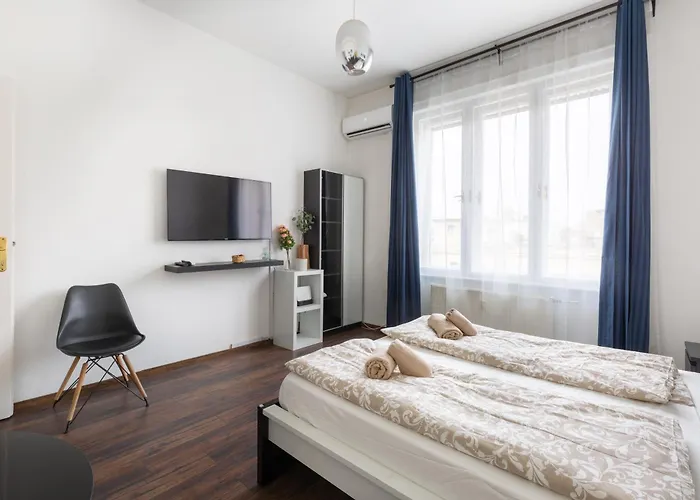 Adorable And Charming 2br In Center, Astoria