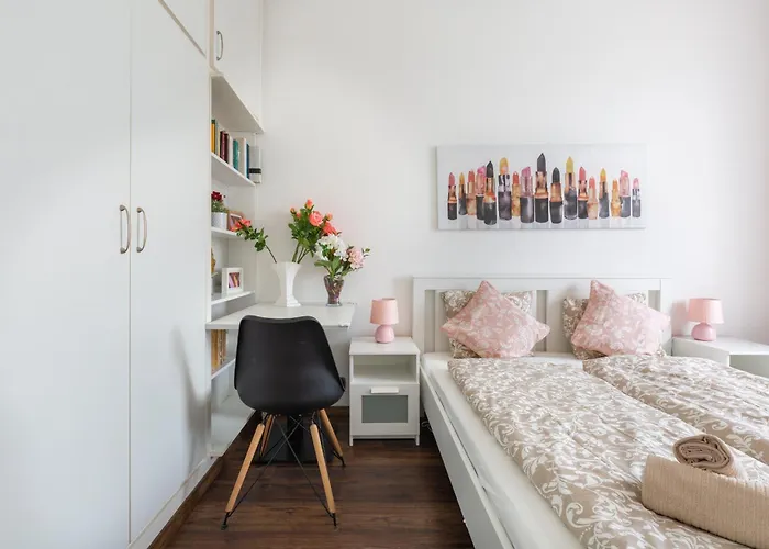 Adorable And Charming 2br In Center, Astoria Budapest
