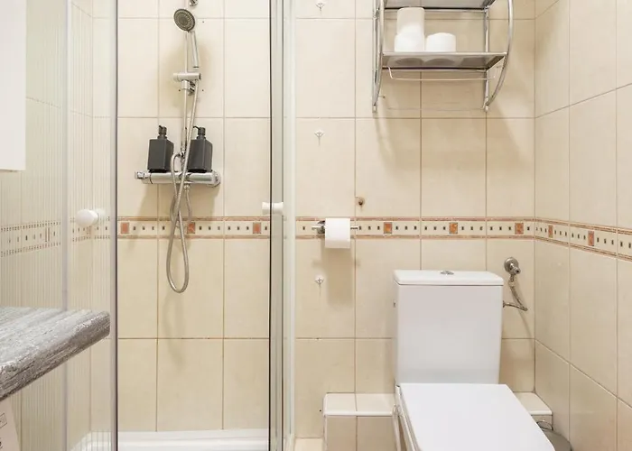 Adorable And Charming 2br In Center, Astoria Budapest
