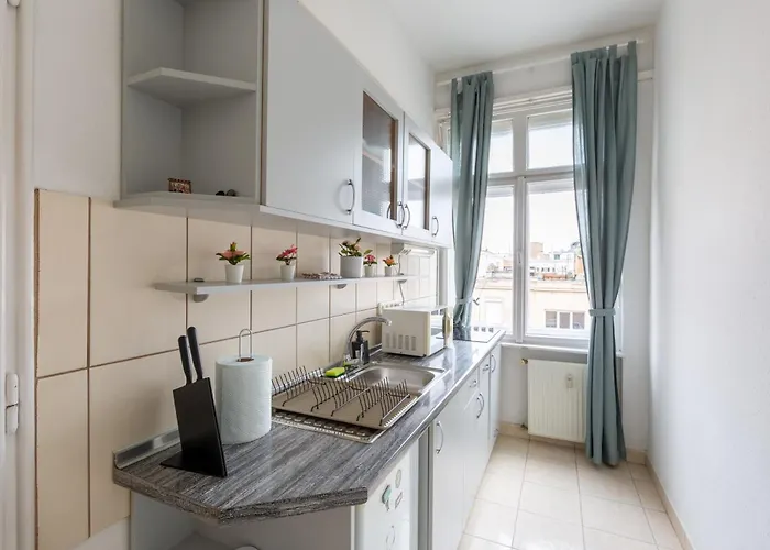 Adorable And Charming 2br In Center, Astoria * Budapest